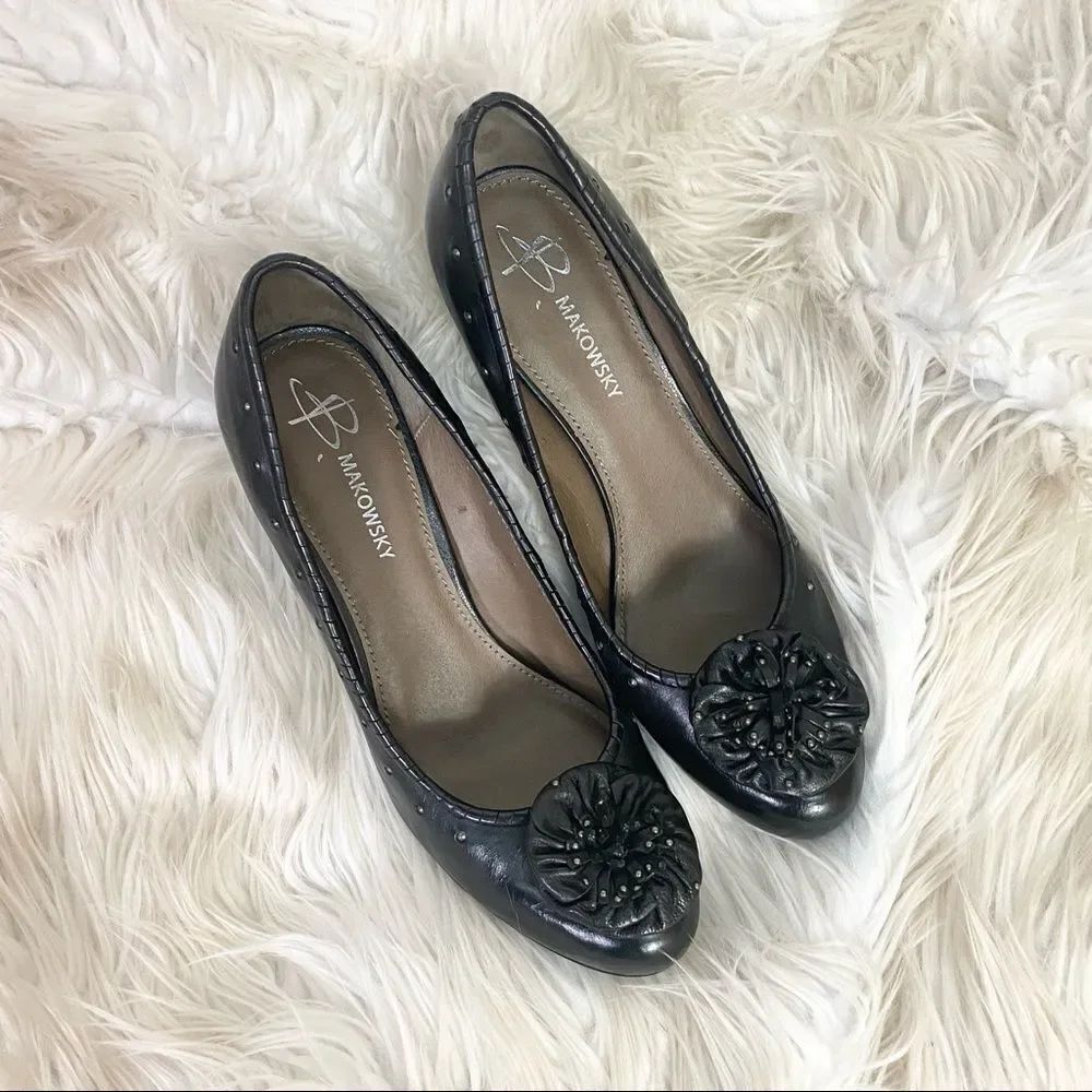 B. Makowsky Sindy black leather studded flower rosette heeled pumps shoes 9